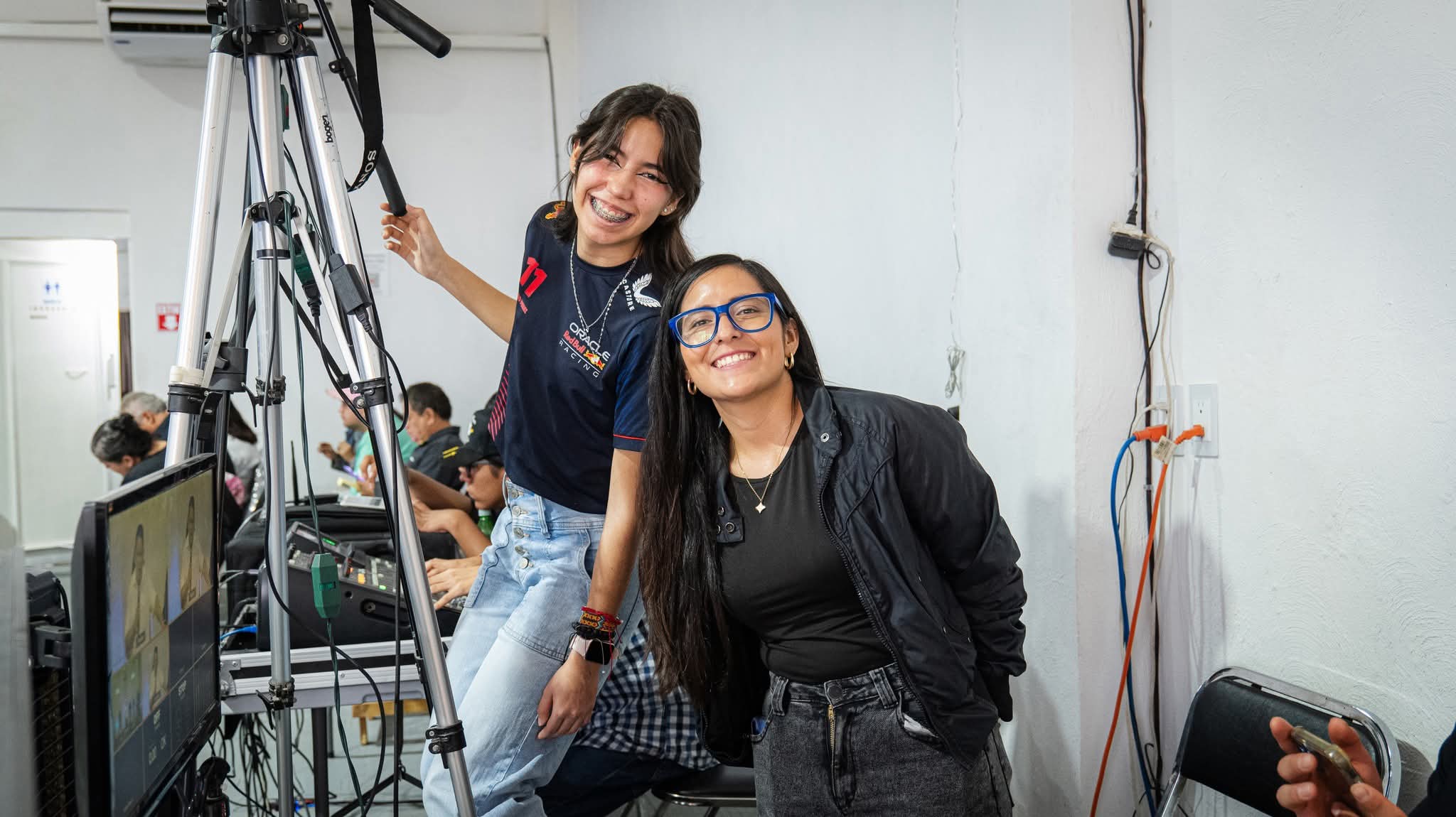Equipo de producción sonriendo
